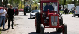 Gamla traktor på vift