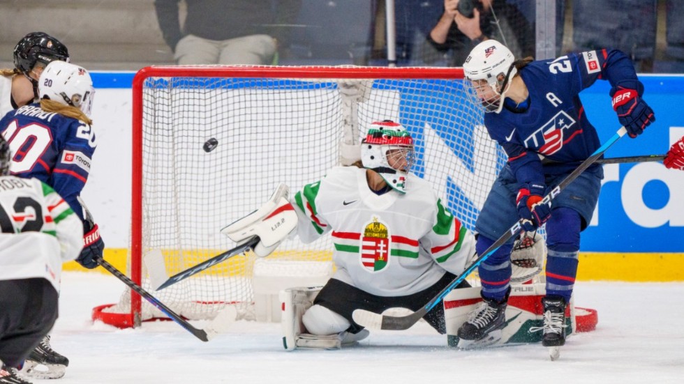Hilary Knight, till höger, blev tidernas bäste poängplockare i ishockey-VM då hon gjorde ett mål och en assist i storsegern över Ungern.