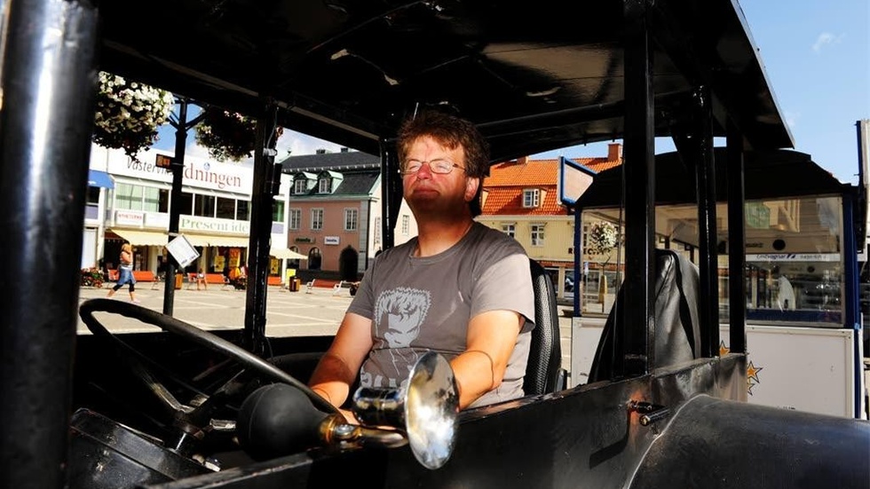 Anders Johansson solar sig i väntan på att nya passagerare ska borda Turisttåget. Nu ska tåget säljas.