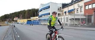 Han långpendlar med sin cykel