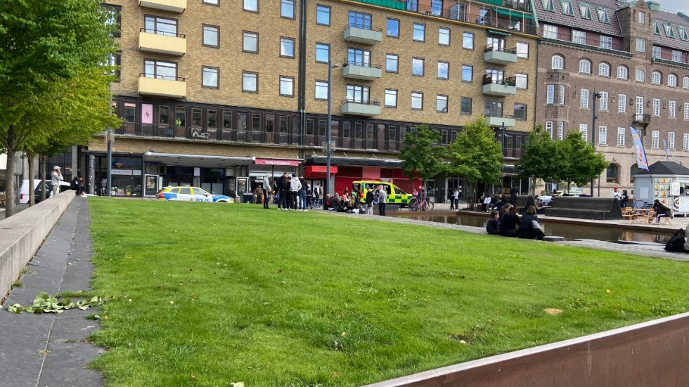 Mannen greps, misstänkt för att ha misshandlat en kvinna på Fristadstorget. 