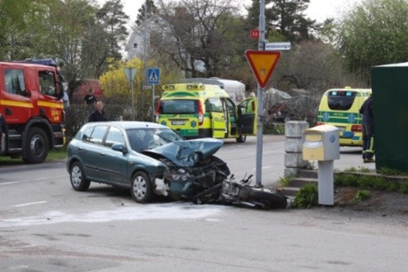 En mc-förare från Överum blev allvarligt skadad, sedan han på fredagen frontalkrockat med en personbil mitt inne i Överum.