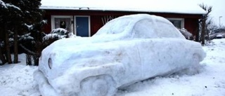 Hyllar Saab med snöskulptur