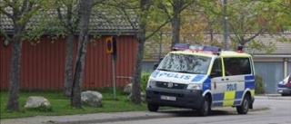 Kvinna rånad utanför sitt hem