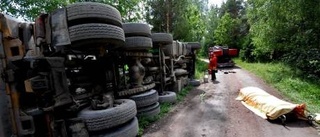 Man fastklämd efter lastbilsolycka