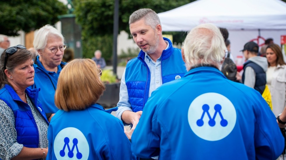 Domstolen anser att Christoffer Öqvist (M) gjort fel som lät en juristfirma teckna den stora fallskärmen till förre regiondirektören Jan Grönlund.  