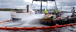 Sjunken båt ligger flott igen i sin hemmahamn