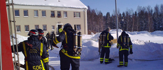 Kvinna med två barn i lägenhetsbrand