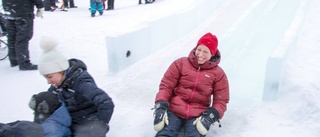 Snöborgen stormad av åksugna barn