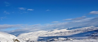 120 centimeter snö och blå himmel