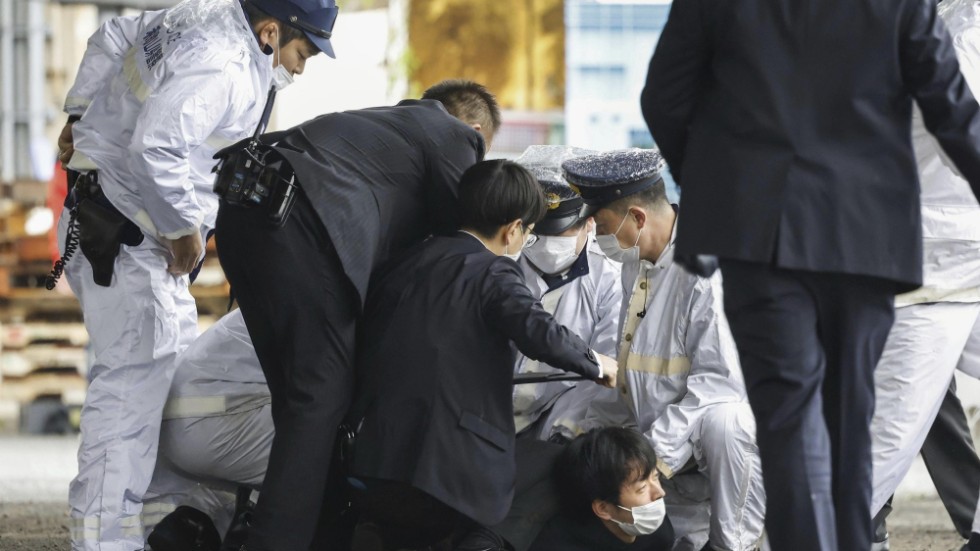 En 24-årig man greps omedelbart efter attentatet mot Japans premiärminister.