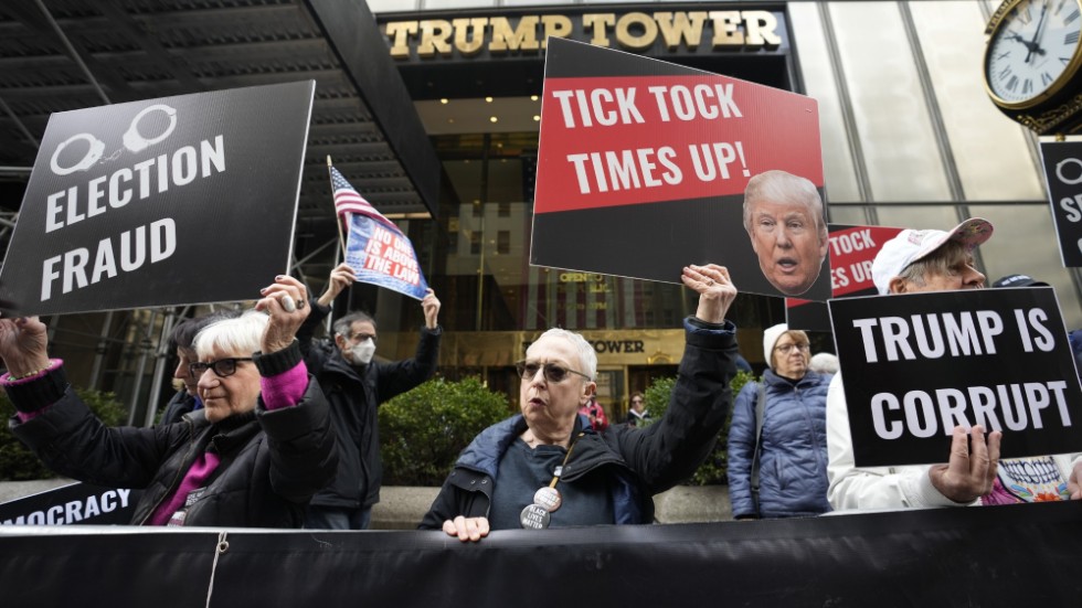 Demonstranter framför Trump Tower i New York i fredags.