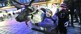 Elvira, 3, ger Rudolf en bamsekram