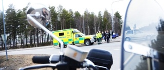 Motorcykel och bil nära krocka - bilföraren försvann till fots