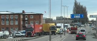 Långa köer efter olycka med bil och lastbil vid korsning