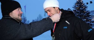 Här får Kung Hellner sin medalj