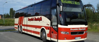 Kvinnliga busschaufförer ger anbudsrabatt