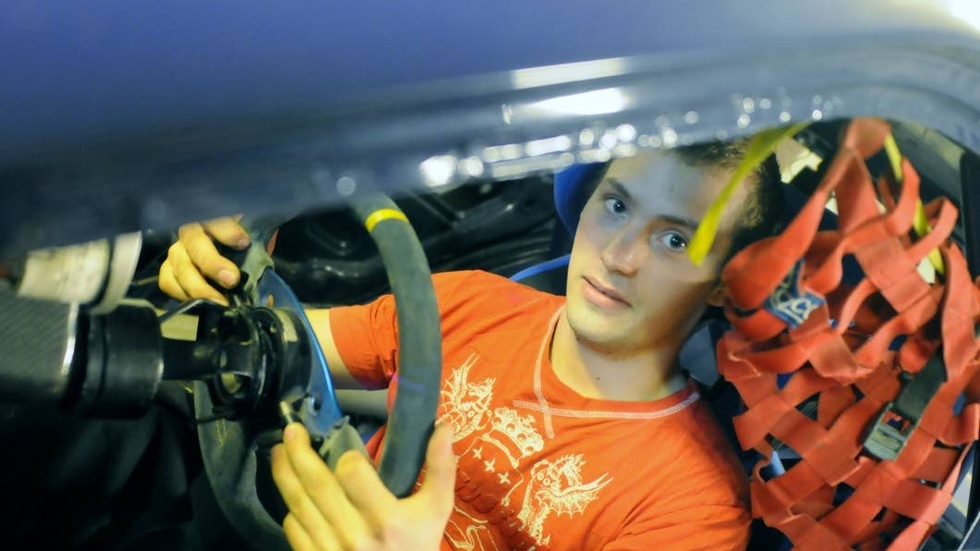 Kanonstart. Mikael Sandberg vann premiären i rallycross trots punkteringarna i kvalheaten.