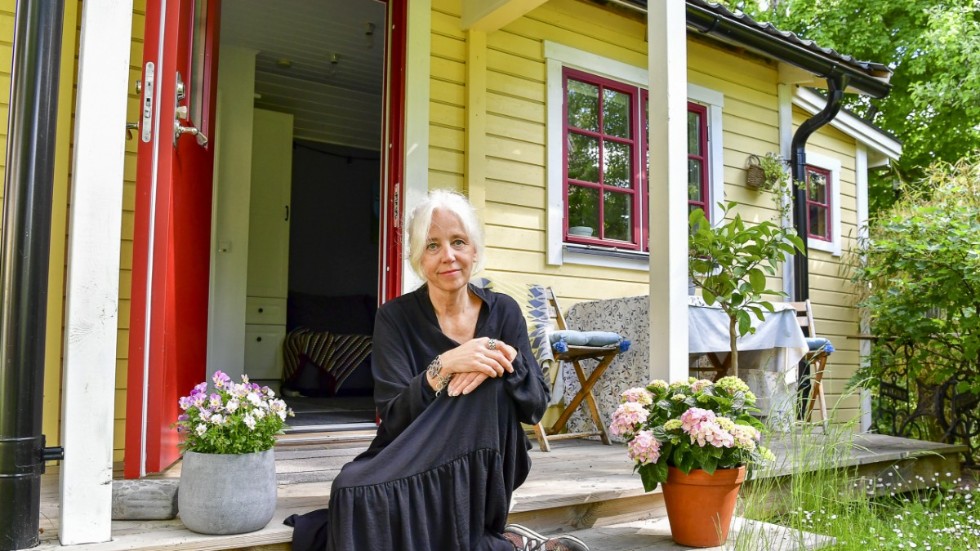 Lotta Barkhammar hyr ut sin lilla stuga på gården under hela året. Sommartid är det turister, resten av året är det en blandning av affärsresenärer och helgbesökare.