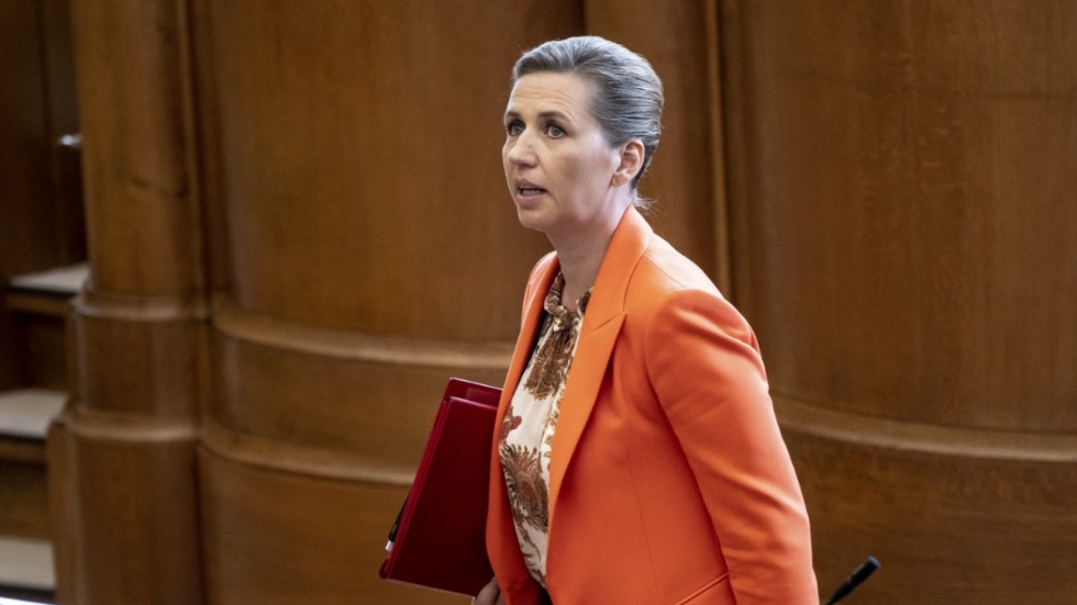 Mette Fredriksens (S) Danmark framhålls som ett av flera länder som stöttar näringslivet på ett bättre sätt än vad Sverige mäktar med. 
