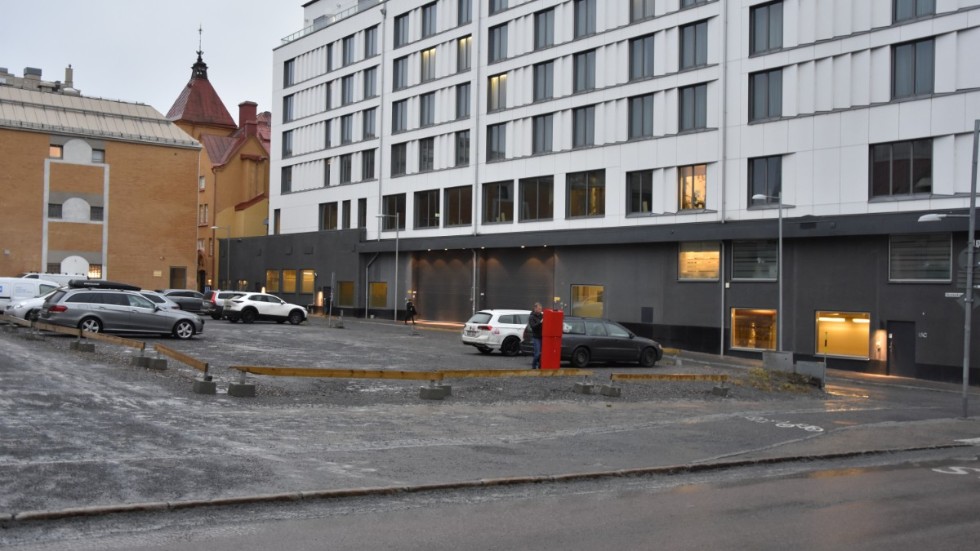 "Oavsett vilken aktör som ska bygga på den här tomten kommer parkeringsfrågan att utgöra ett problem, men det verkar råda stiltje i stadshuset", säger Ulrica Lundberg (V) om kvarteret Katten.
