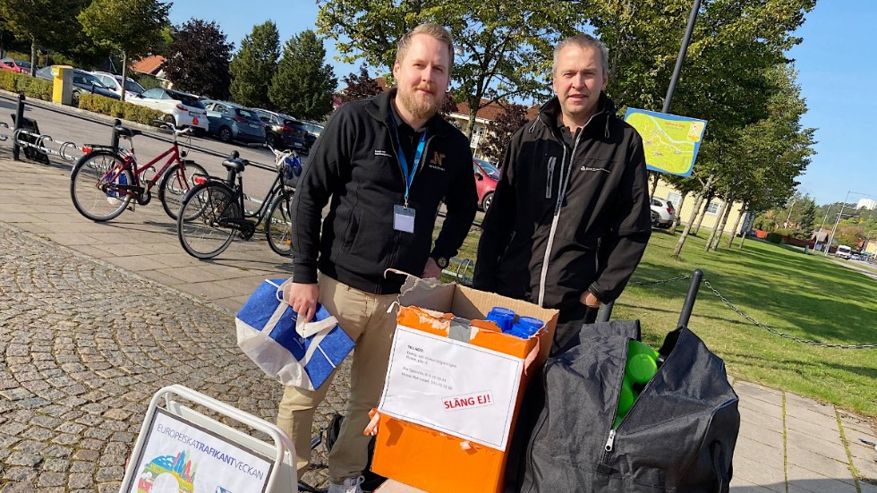 Henrik Rehnmark och Per Sjöström, energi- och klimatrådgivare, på plats vid Stinsen med diverse gåvor att dela ut.