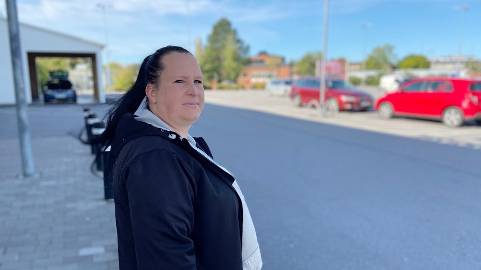 Det är här, på Icas parkering, som ungdomarna oftast hänger på helgkvällarna. "Min dotter tycker det är bra att vi är här, hon och hennes kompisar brukar komma fram", säger Sandra Rahm, en av få vuxna som nattvandrar just nu.
