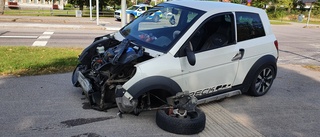 Mopedbil totalförstörd efter krock i korsning