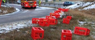 Långa köer efter att lastbil tappade backar med flaskor