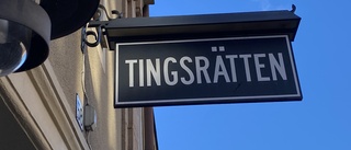 Sparkade kvinnlig kollega när hon låg ner