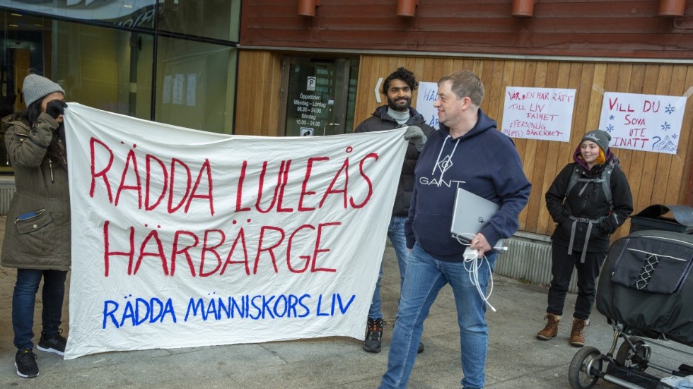 Utanför Kulturens hus, där kommunfullmäktige hölls, möttes ledamöterna av ännu en manifestation för härbärgets framtid. I förgrunden ses Sverigedemokraternas gruppledare Per Göransson.