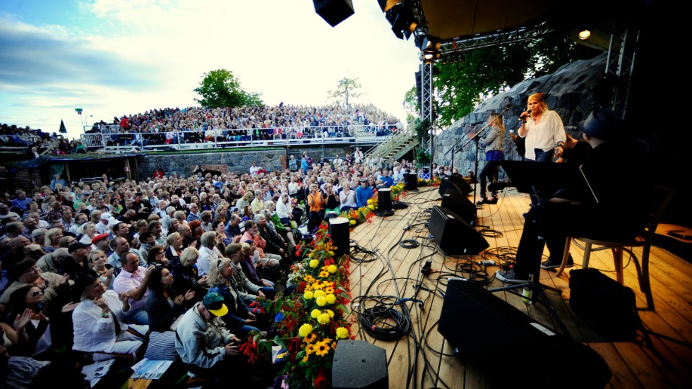 Färre platser under Visfestivalen betyder också färre biljetter och tredagarsbiljetterna är redan slut, berättar Calle Åstrand.