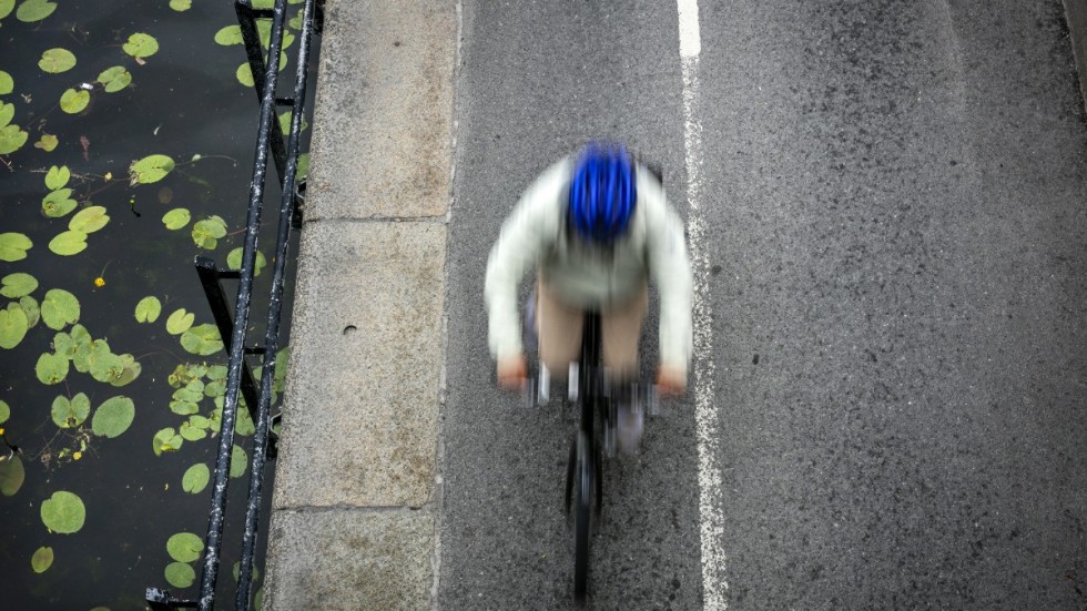 Ställ bilen och gå eller cykla istället uppmanar insändarskribenterna. 