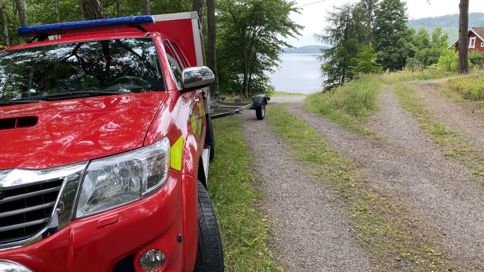 Polisen och räddningstjänsten söker efter en försvunnen person vid Ågelsjön.