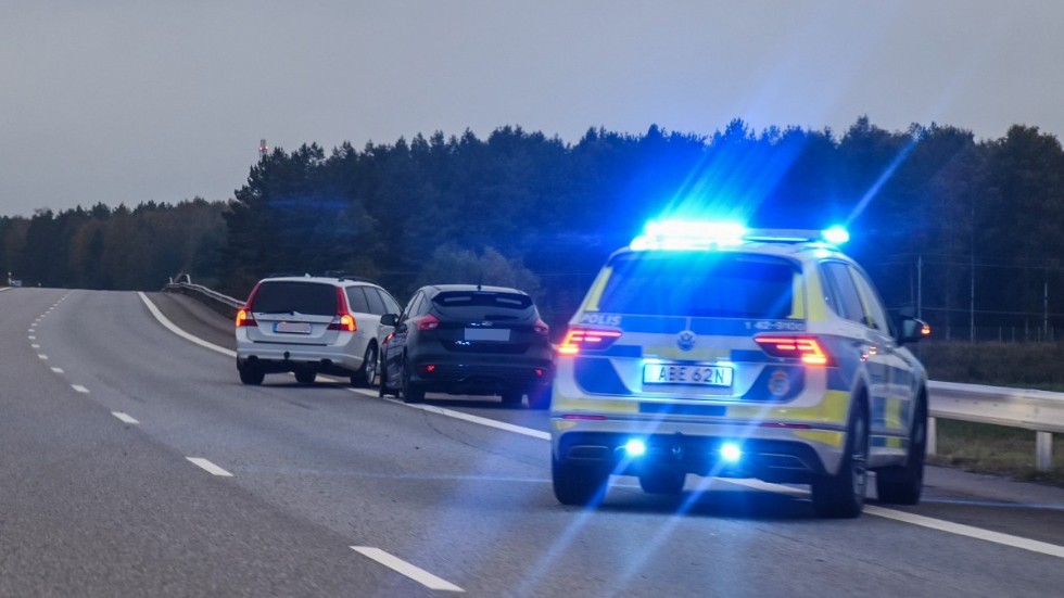 Polisen stoppade bil på E4 med spikmatta.