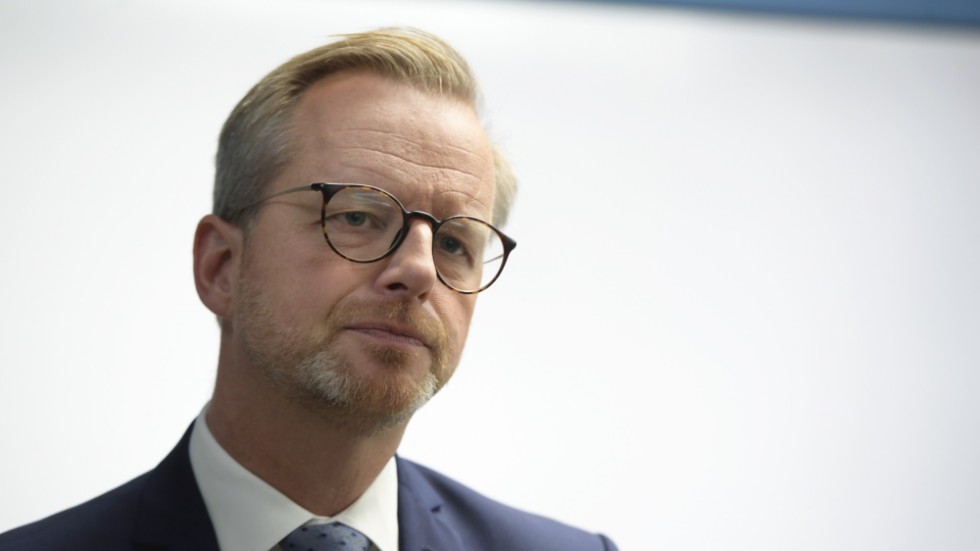 Inrikesminister Mikael Damberg (S) säger att regeringen först vill ta del av expertmyndigheternas bedömning av de nya uppgifterna innan man uttalar sig om en eventuell ny utredning.