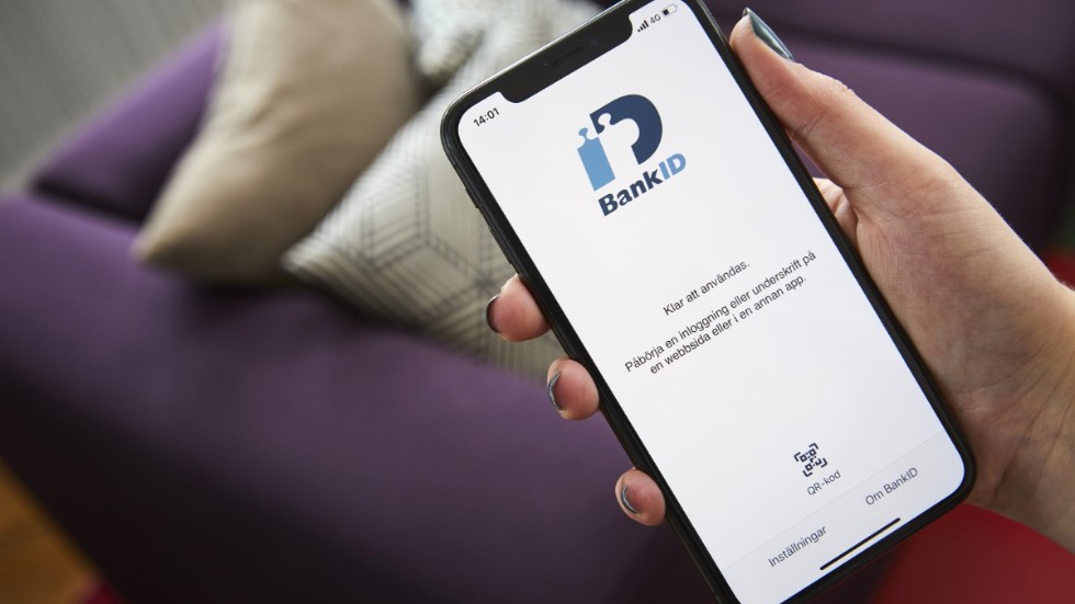 En telefonbedragare lurade ett äldre par i Trosa på 130 000 kronor med hjälp av bank-id. 