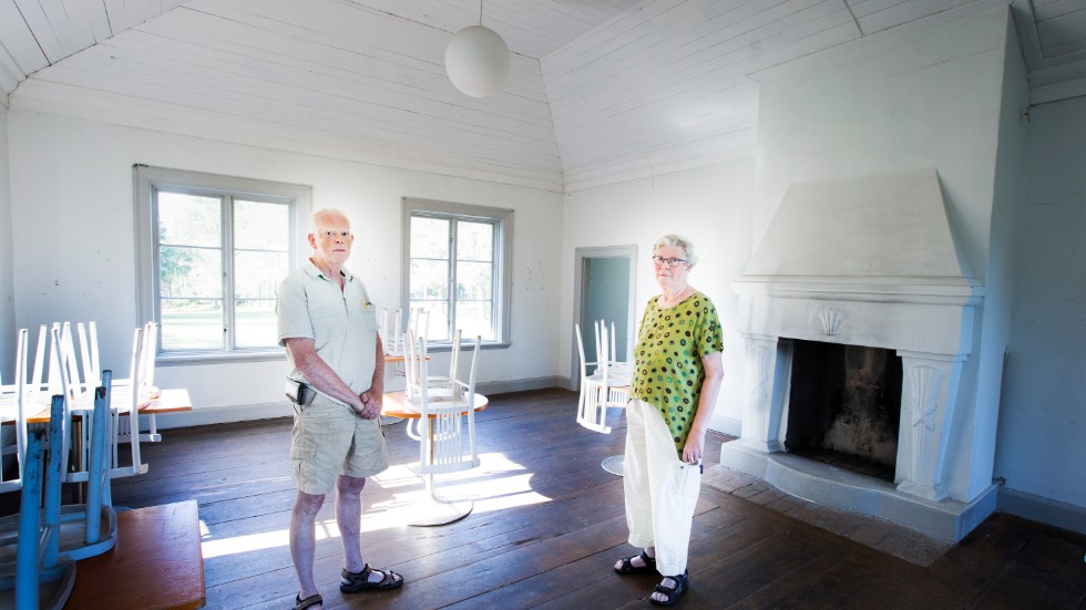 Lennart Klang och Birgit Hassler från föreningen Gültzaus vänner tar i dag Norrbottens-Kurirens läsare på en rundvandring i det omdebatterade rådhuset på Gültzauudden. I den stora rådhussalen fattades nästan alla viktiga beslut i 1600-talets Luleå.