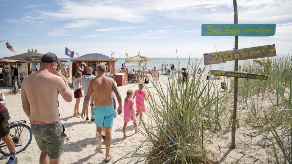 Inhägnad måste finnas för att få servera alkohol, men får inte finnas enligt strandskyddet. Länsstyrelsen kräver att repet tas bort.