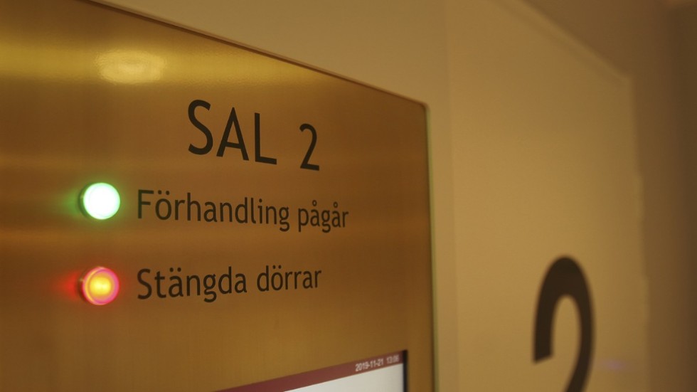 På grund av förundersökningssekretess hölls häktningsförhandlingen bakom stängda dörrar.