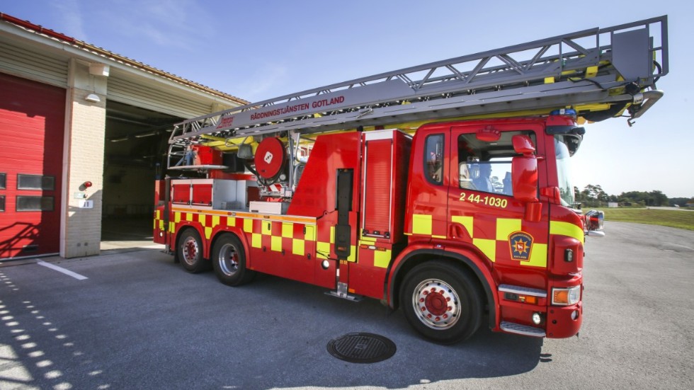 Larmet om brand i villa kom strax före 19 på torsdagskvällen.