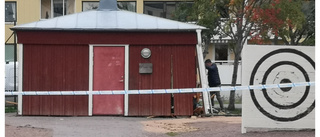 Bil körde in i förråd vid förskola – kvinna chockad