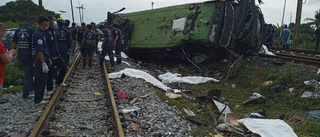 20 döda när buss krockade med tåg i Thailand