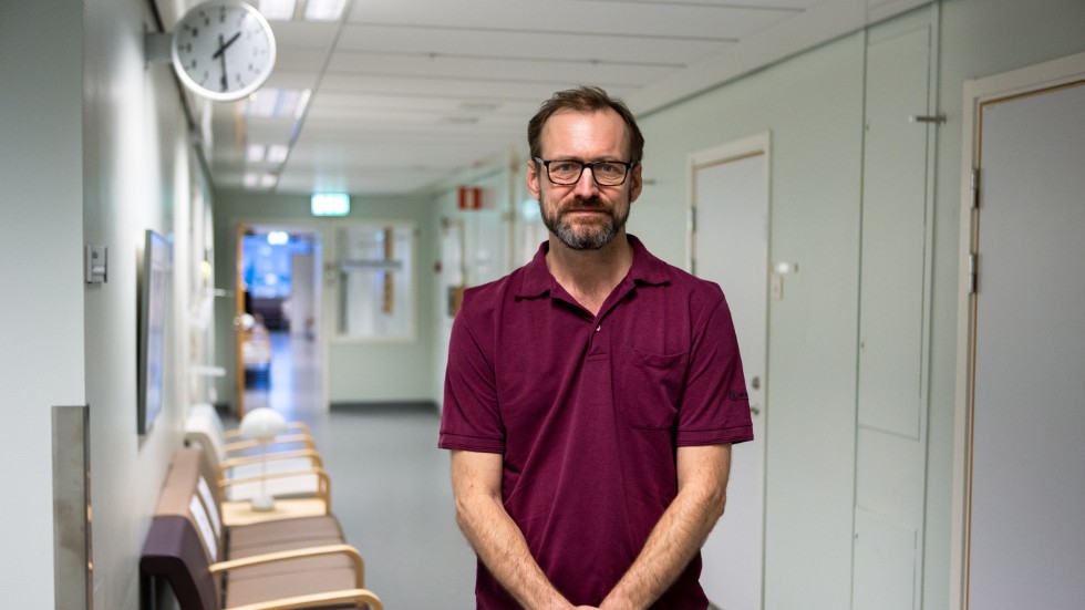 Robert Sarkadi Kristiansson, chefsläkare inom Nära Vård och Hälsa, har varit med och vaccinerat personal på några särskilda boenden i länet. 