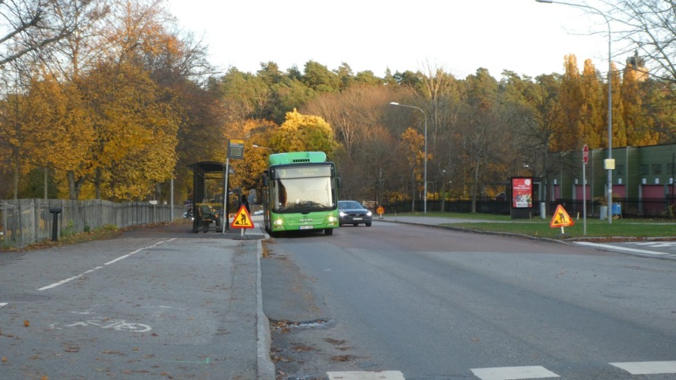 Busskuren ligger i anslutning till Akademiska sjukhuset och ambulansinfarten där det måste finnas god framkomlighet för utryckningsfordon, skriver Annila Bexelius