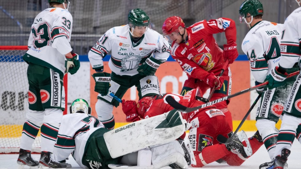 Bökigt framför Tingsrydsmålvakten Adam Åhman. Tobias Liljendahl (röd tröja, nr 13) letar med blicken efter pucken samtidigt som Mattias Johansson ligger på isen vid Åhmans benskydd.