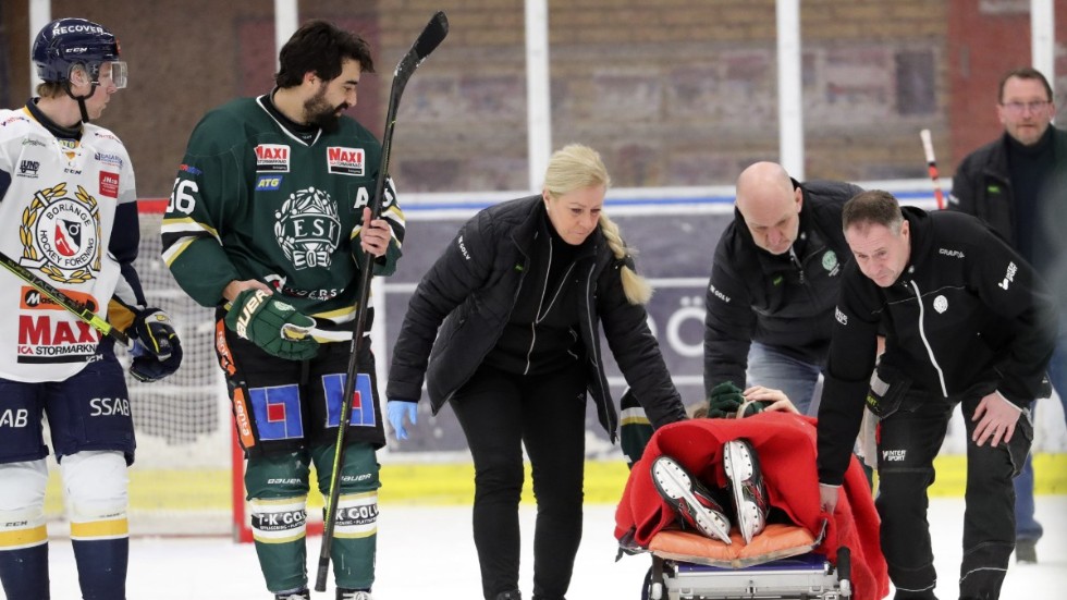 Fredrik Lundin, ESK skadade sig vid ett felskär i mötet mot Borlänge. 
