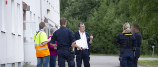 Bärplockarna på torget måste lämna boendet omgående