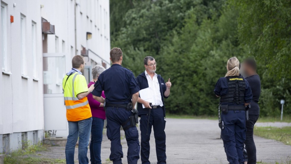 Räddningschefen Torbjörn Johansson förklarade för fastighetsägarens sambo vilka åtgärder i brandskydd som krävs. 