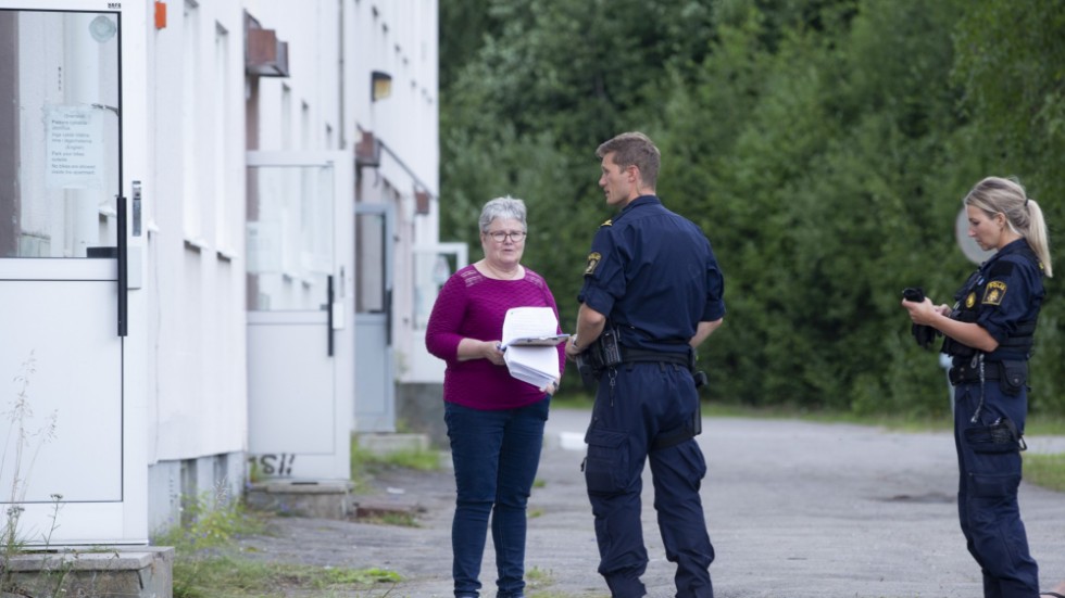 Miljö- och byggchefen Ingrid Karlsson, här i samband med en inspektion i måndags, kommer att begära polishandräckning för att låsa boendet om inte beslutet följs.